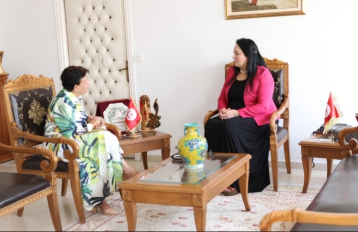 وزيرة الطفولة تعقد جلسة عمل مع رئيسة الغرفة الوطنية لمحاضن ورياض الأطفال